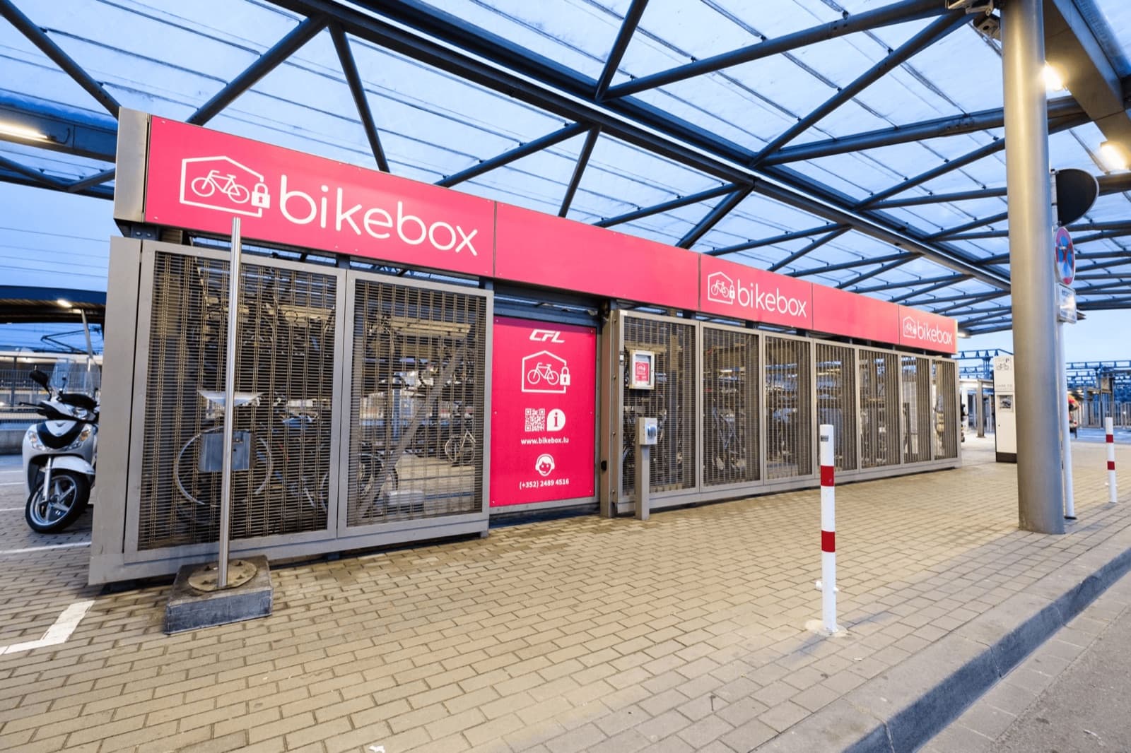 Bikebox des CFL au Luxembourg : consigne à vélos grillagée sous l'abri d'une gare