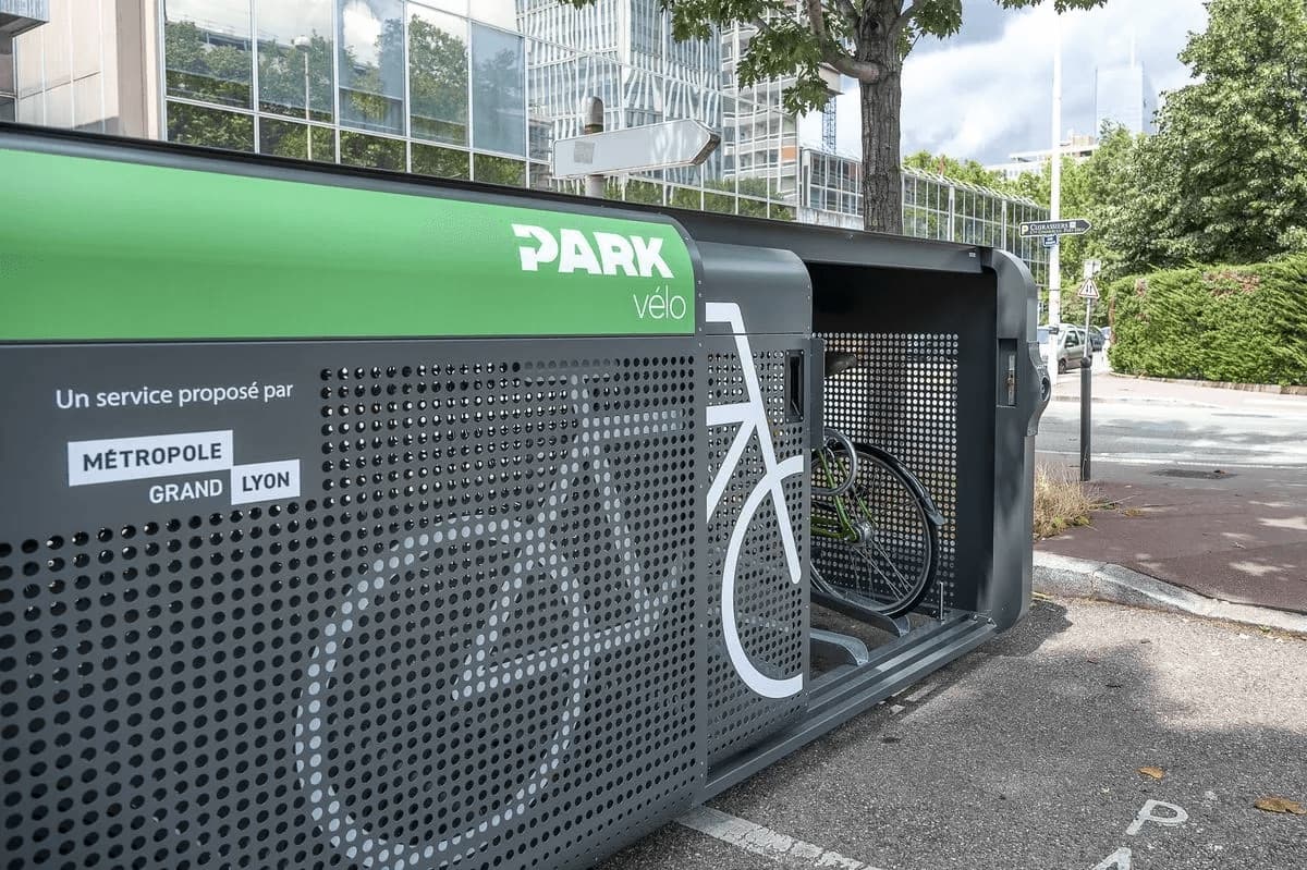 Box à vélos « Park vélo » de la Métropole de Lyon, porte ouverte sur un vélo stationné à l'intérieur
