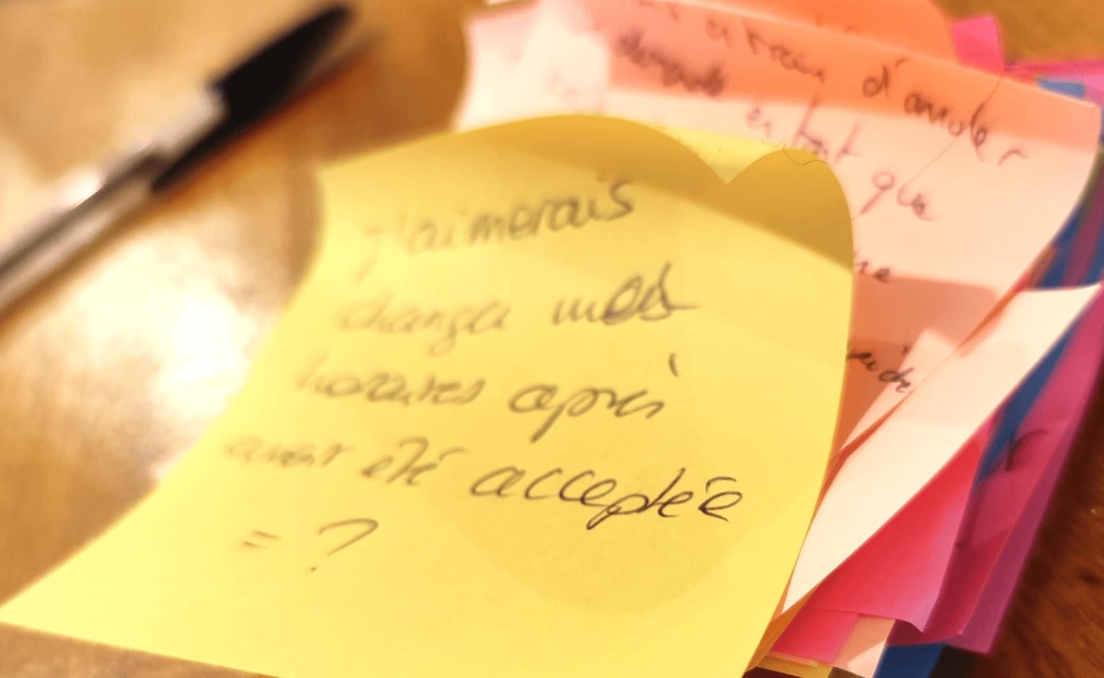 Pile de post-it de retours des testeurs, dont un demandant à changer ses horaires après acceptation