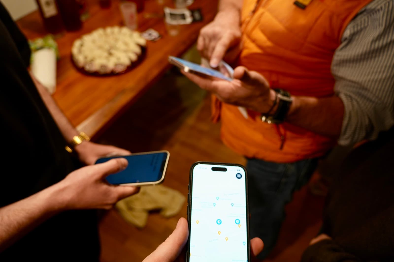 Testeurs smartphone en main pendant la soirée, l’un affichant la carte de l’app SafeKeeper