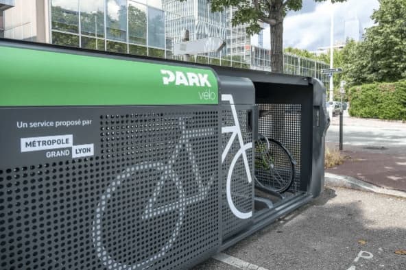 Box à vélos sécurisé « Park vélo » de la Métropole de Lyon installé au bord d'un trottoir
